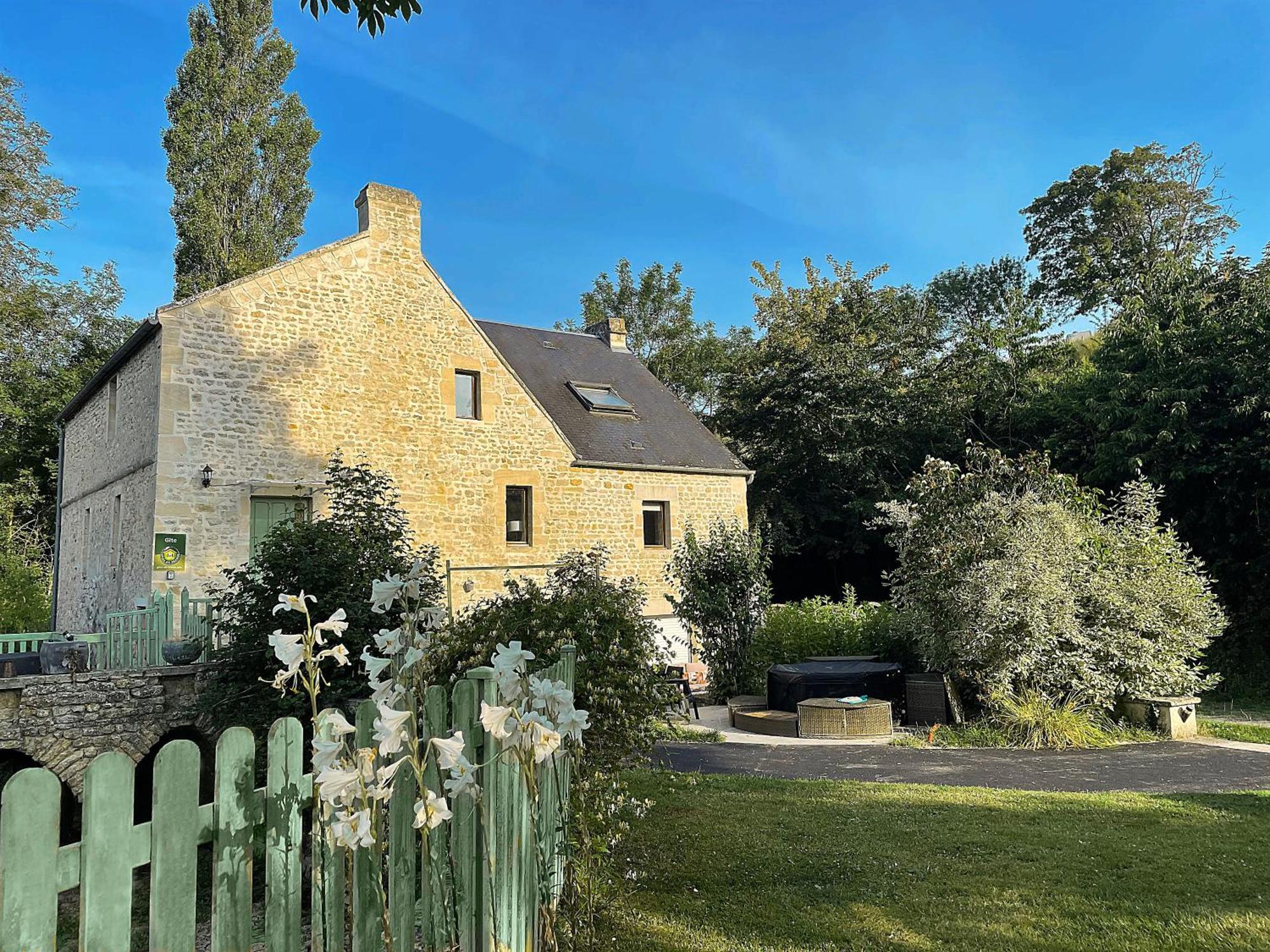 Les 2 Gites Des Chambres De Capucine Carcagny Luaran gambar